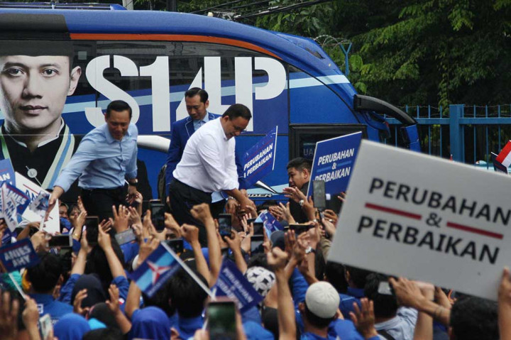 Dia berharap para simpatisan bertahan di Kantor DPP Demokrat hingga pertemuan dengan bersama Ketua Umum (Ketum) Demokrat Agus Harimurti Yudhoyono (AHY) dan Majelis Tinggi Partai Demokrat usai. Pertemuan digelar tertutup. 