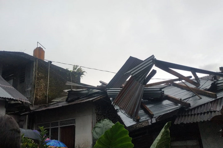 Sedikitnya 25 rumah di Desa Sumberdalem, Kecamatan Kertek, Kabupaten Wonosobo, Jawa Tengah porak-oranda diamuk angin puting beliung pada Rabu, 1 Maret 2023 petang. Beruntung tidak ada korban jiwa akibat bencana tersebut.