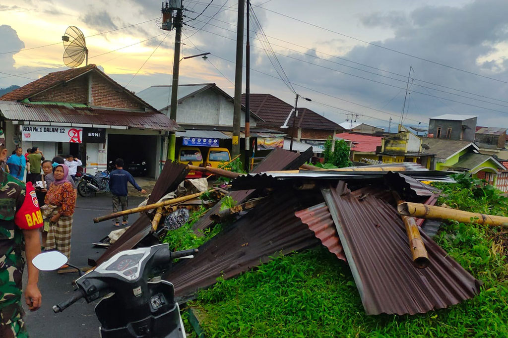 Kepala Pelaksana Harian (Plh) Badan Penanggulangan Bencana Daerah (BPBD) Kabupaten Wonosobo, Bambang Triyono, mengatakan bencana terjadi saat hujan deras disertai angin kencang mengitari permukiman warga di Desa Sumberdalem.
