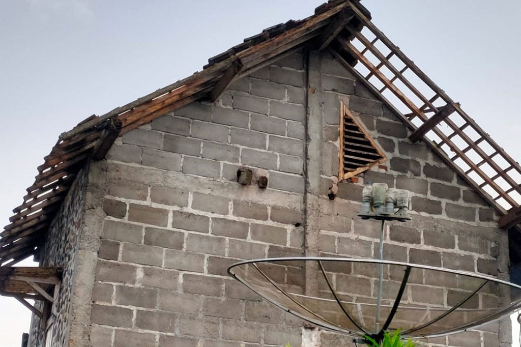 Ia menyebutkan, lokasi kejadian ada di Dusun Mlandi dan Pangempon lor, wilayah Desa Sumberdalem, Kecamatan Kertek. Di Dusun Mlandi ada 23 rumah rusak, selebihnya di Pangempon Lor. 