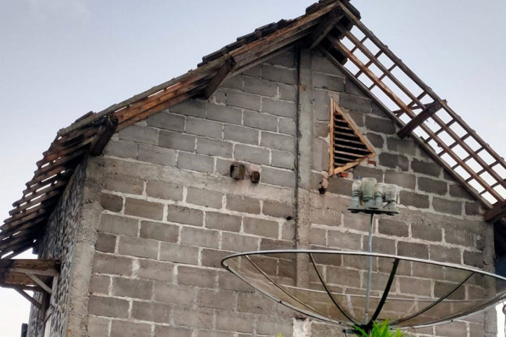 Ia menyebutkan, lokasi kejadian ada di Dusun Mlandi dan Pangempon lor, wilayah Desa Sumberdalem, Kecamatan Kertek. Di Dusun Mlandi ada 23 rumah rusak, selebihnya di Pangempon Lor. 