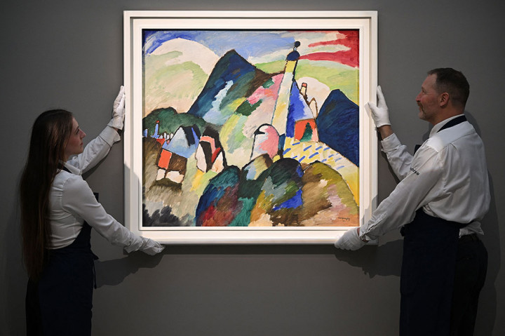 Mahakarya Wassily Kandinsky 'Murnau Mit Kirche II', yang baru-baru ini ditemukan oleh keturunan pemiliknya, seorang Yahudi Jerman yang dibunuh oleh Nazi, terjual seharga USD45 juta (setara Rp825 miliar), Rabu, 1 Maret 2023 waktu setempat.