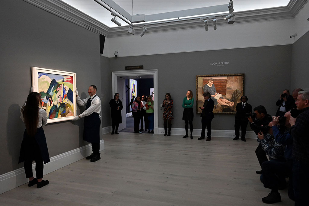 Lukisan pada 1910 tersebut berisi gambaran penuh warna dari Desa Murnau di Jerman dengan puncak menara gerejanya yang terbentang seperti puncak Pegunungan Alpen Bavaria, menandai langkah master Rusia menuju abstraksi.