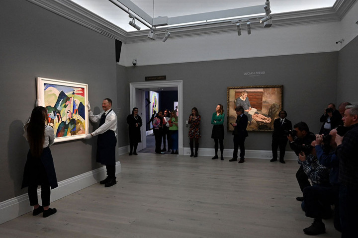 Lukisan pada 1910 tersebut berisi gambaran penuh warna dari Desa Murnau di Jerman dengan puncak menara gerejanya yang terbentang seperti puncak Pegunungan Alpen Bavaria, menandai langkah master Rusia menuju abstraksi.