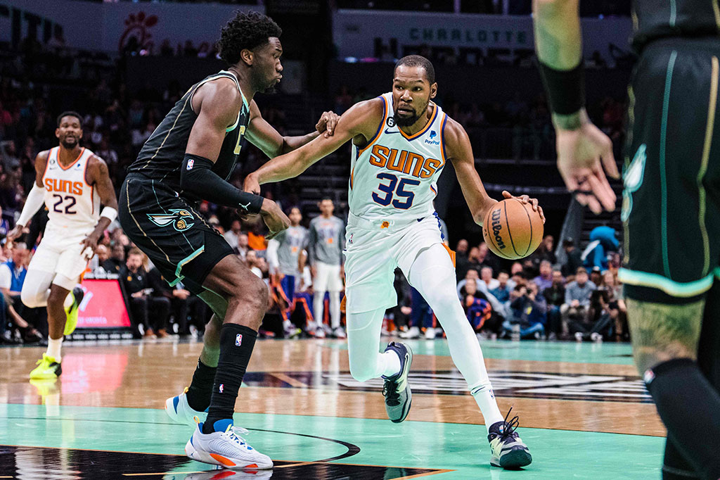 Durant yang baru pindah dari Brooklyn Nets tampil meyakinkan untuk debutnya bersama Phoenix Suns, sekaligus kembali bermain setelah lebih dari tujuh minggu absen di laga NBA lantaran cedera lutut kanan.