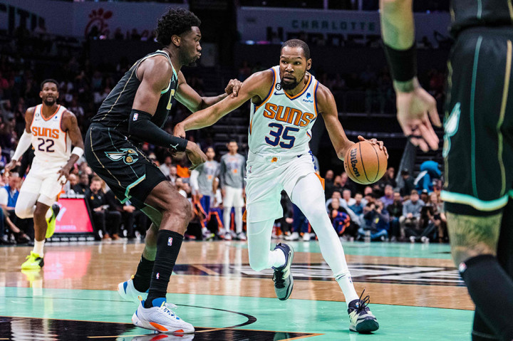 Durant yang baru pindah dari Brooklyn Nets tampil meyakinkan untuk debutnya bersama Phoenix Suns, sekaligus kembali bermain setelah lebih dari tujuh minggu absen di laga NBA lantaran cedera lutut kanan.