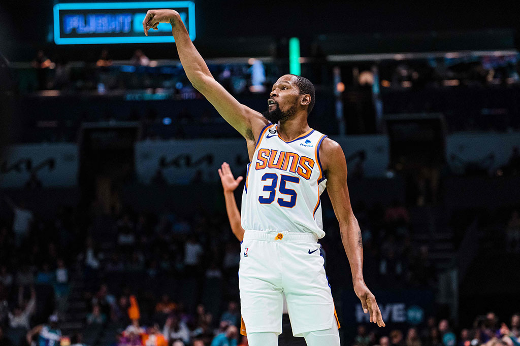 Kevin Durant mencetak 23 poin, 6 rebound, dan 2 assist saat menjalani debutnya bersama Phoenix Suns yang menang dengan skor 105-91 atas Charlotte Hornets pada laga lanjutan NBA yang digelar di Spectrum Center, Kamis, 2 Maret 2023 WIB.