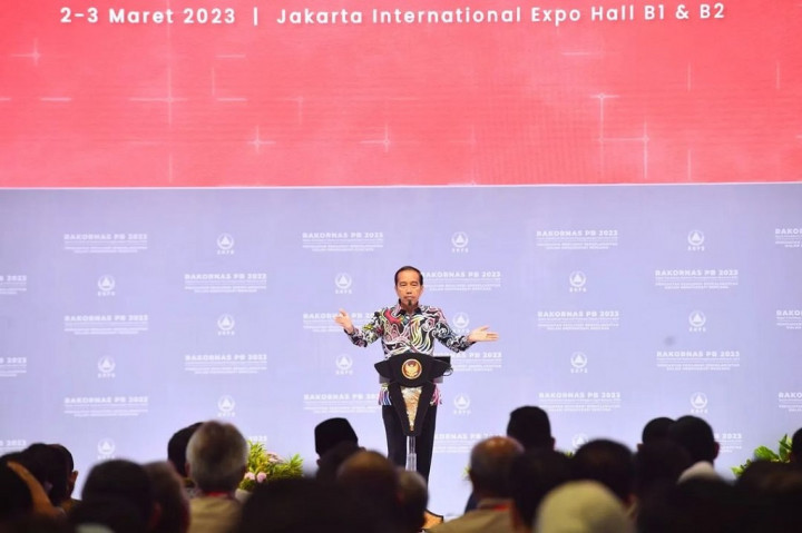 Presiden Joko Widodo menyinggung rumitnya aturan dari Pemerintah Daerah saat terjadi bencana sehingga mengakibatkan bantuan kebencanaan hanya melintas namun tak kunjung dibagi kepada  korban. Jokowi minta prosedur penyaluran bantuan bencana disederhanakan