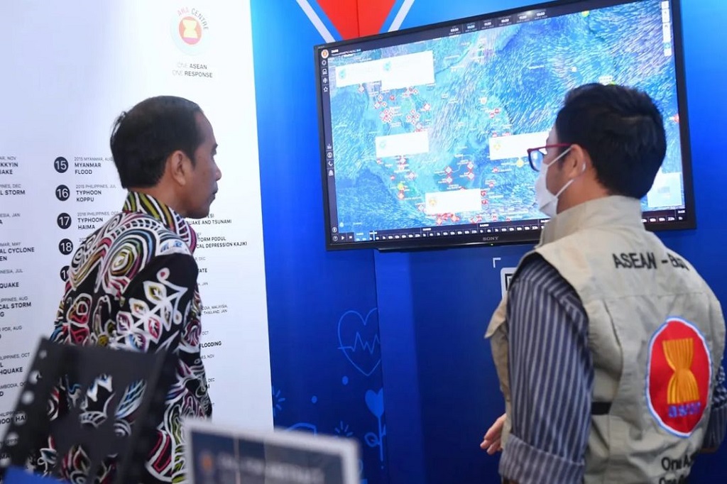 Presiden mengungkapkan banyak bantuan sumbangan dari masyarakat yang dikumpulkan terlebih dahulu di kantor kecamatan, kelurahan atau posko terjadinya bencana, namun bantuan tersebut tidak langsung didistribusikan karena adanya prosedur yang harus dilewati.