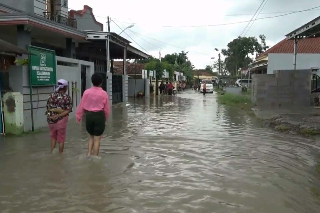 Hujan yang terus mengguyur hampir semua wilayah di Kabupaten Brebes pada Rabu, 1 Maret 2023 malam, mengakibatkan ribuan rumah di sejumlah desa dilanda banjir. Tak hanya itu ratusan hektare (Ha) tanaman bawang merah juga terendam air.