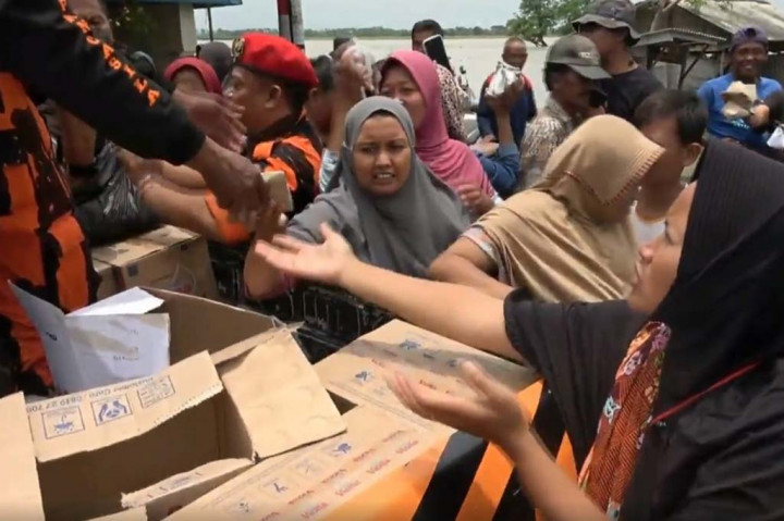 Bantuan pun datang dari sejumlah pihak bagi para korban banjir. Seperti dari BPBD, PMI dan Ormas Pemuda Pancasila Kabupaten Brebes, yang mendisitribusikan 500 nasi bungkus yang disalurkan langsung kepada warga terdampak banjir.