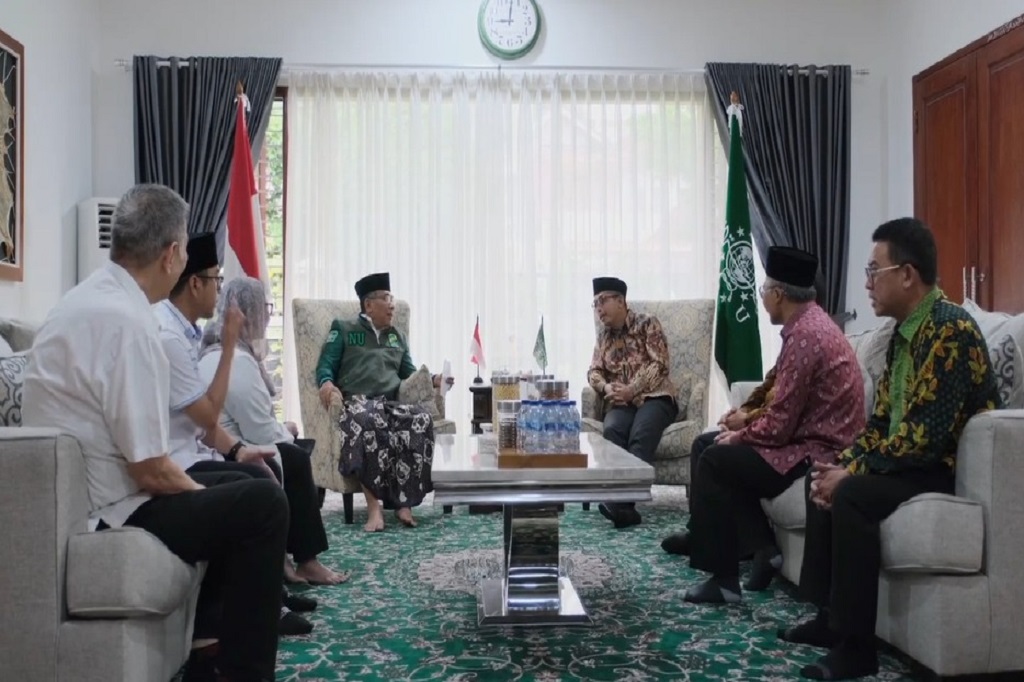Direktur Jenderal Pajak Kementerian Keuangan, Suryo Utomo menyambangi kediaman Ketua Umum PBNU Gus Yahya di Kawasan Menteng Jakarta Pusat, Kamis, 2 Maret 2023.