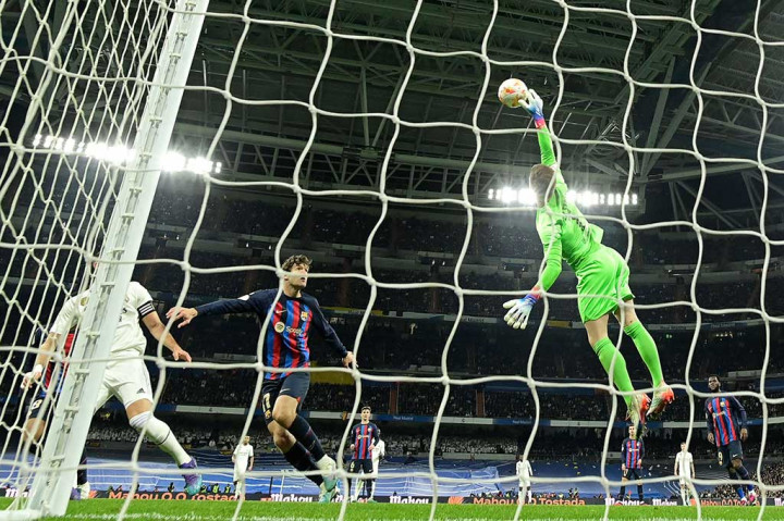 Selepas itu, Barcelona bertahan dengan baik dan membuat Real Madrid sulit mendapatkan peluang berarti. Tim tamu berhasil menjaga keunggulan tipis atas rival abadi mereka hingga pertandingan berakhir.