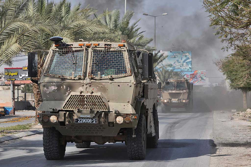 Tentara Israel mengatakan pihaknya menembaki dua orang yang mencoba melarikan diri setelah mereka memasuki kamp pengungsi Aqabat Jabr di dekat Jericho, dengan tujuan menangkap para tersangka dalam serangan penembakan di daerah yang sama.