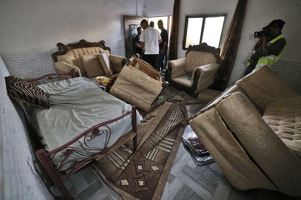 Pasukan Israel di Aqabat Jabr menangkap empat tersangka, termasuk teroris yang bertanggung jawab atas serangan yang menewaskan warga Israel-Amerika, Elan Ganeles, 27. “Ganeles dimakamkan pada Rabu di Kota Raanana, Israel tengah,” kata tentara.