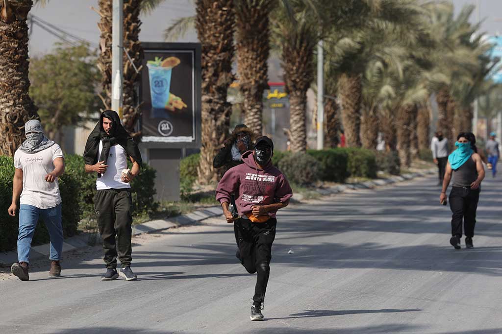 Mahmoud Jamal Hassan Hamdan, 22, meninggal akibat luka serius yang ditimbulkan peluru penjajah (Israel) selama penyerbuan tersebut, demikian pernyataan dari Kementerian Kesehatan Palestina. “Hamdan meninggal sebelum tiba di Rumah Sakit Hadassa di Jerusalem,” kata seorang juru bicara di sana.