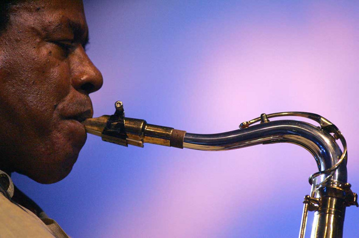 Wayne Shorter, pemain saksofon terkenal yang dianggap sebagai salah satu komposer jazz terhebat Amerika, meninggal pada Kamis, 2 Maret 2023 di Los Angeles. Shorter meninggal di usia 89 tahun. Humas Shorter Alisse Kingsley mengkonfirmasi kematiannya kepada AFP, tanpa menyebutkan penyebabnya.