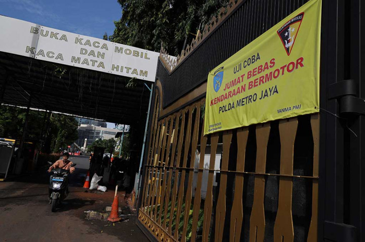 Polda Metro Jaya mulai memberlakukan hari bebas kendaraan bermotor (HBKB atau car free day/CFD) setiap hari Jumat. Hal ini untuk mengurangi polusi dan menciptakan perkantoran go-green di Polda Metro Jaya.