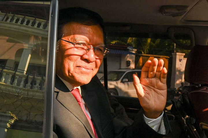 Kem Sokha, mantan pemimpin Partai Penyelamatan Nasional Kamboja (CNRP) yang sekarang sudah bubar, menyapa media di rumahnya sebelum pergi ke Pengadilan Kota Phnom Penh untuk menjalani sidang putusan dalam persidangannya di Phnom Penh pada Jumat, 3 Maret 2023. 