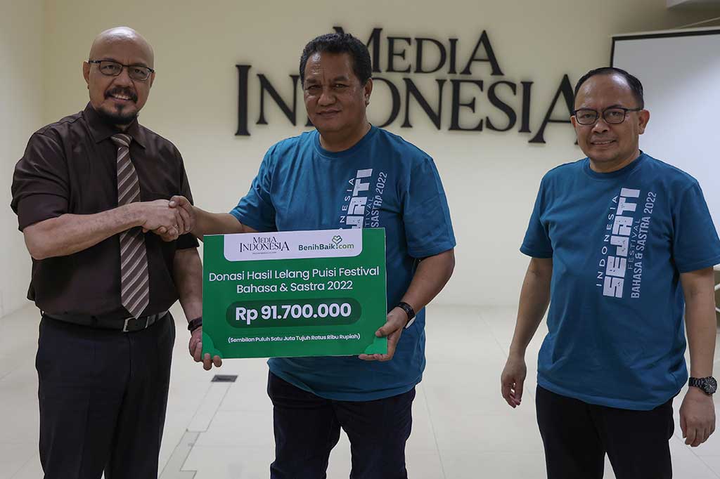 Direktur Utama Media Indonesia Gaudensius Suhardi (tengah) didampingi Direktur Pemberitaan Media Indonesia Ade Alawi (kanan) dan CEO BenihBaik Andy F. Noya, foto bersama karyawan Media Indonesia saat acara penyerahan donasi di kantor Media Indonesia, Jakarta, Jumat, 3 Maret 2023. Uang sebesar Rp91,7 juta yang didonasikan melalui BenihBaik tersebut merupakan hasil lelang puisi pada Festival Bahasa dan Sastra 2022.