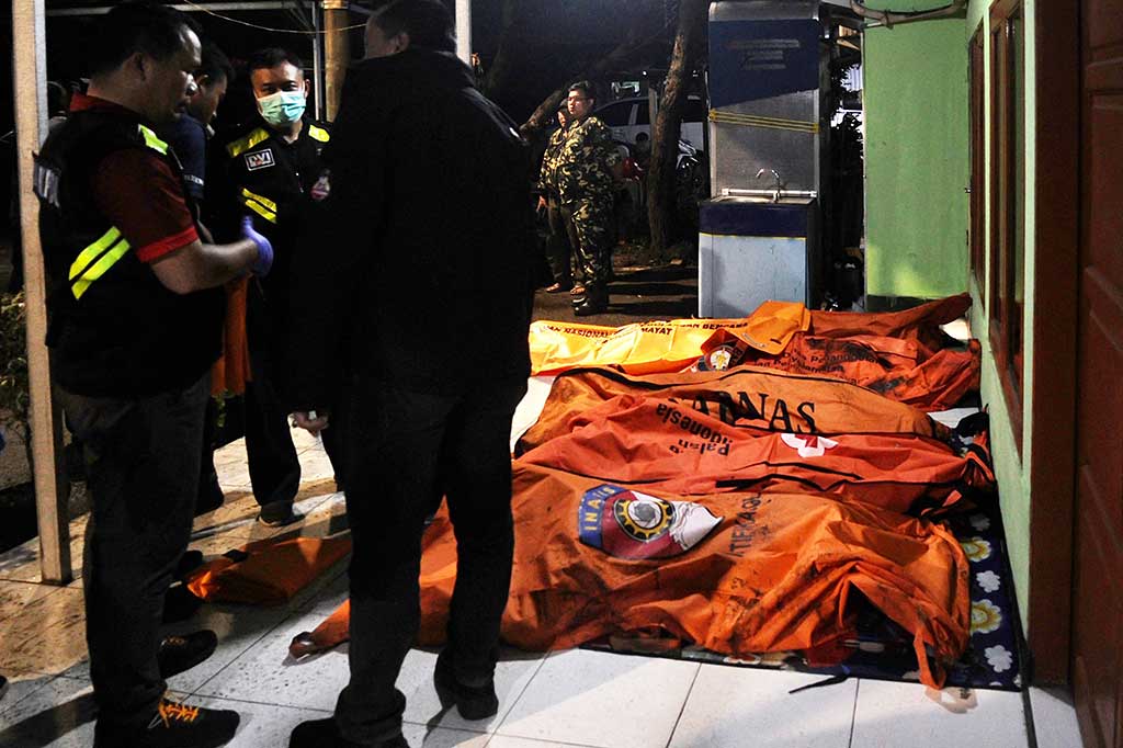 Insiden kebakaran pipa bahan bakar minyak milik Pertamina di Depo Plumpang, Jakarta Utara, menewaskan 13 orang yang terdiri dari 10 dewasa dan tiga anak. Sedangkan, jumlah korban luka bakar yang telah dievakuasi ada sebanyak 49 orang yang terdiri dari tiga anak dan 46 dewasa.