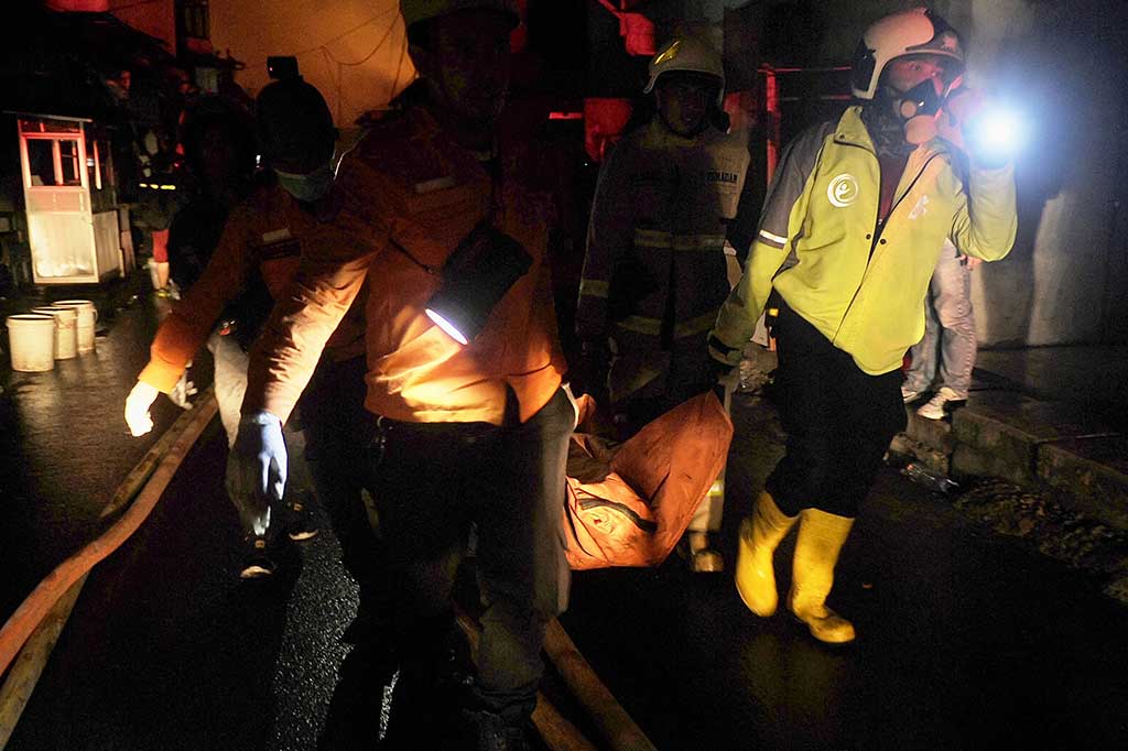 Tim SAR mengevakuasi jenazah korban kebakaran di pemukiman warga yang berada di dekat lokasi kebakaran depo BBM milik Pertamina, di Plumpang, Jakarta, pada Jumat, 3 Maret 2023 malam.