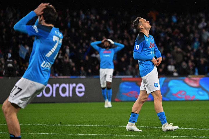 Sejak pertandingan dimulai, tuan rumah tampil menekan dan mencatatkan banyak peluang. Peluang berbahaya pertama Napoli tercipta pada ke-15 menit. Tendangan kaki kiri Piotr Zielinski dari luar kotak penalti masih bisa diselamatkan oleh kiper Lazio, Ivan Provedel.