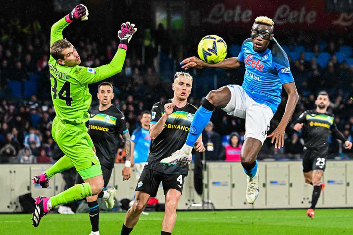 Napoli terus membombardir pertahanan Lazio di sepanjang babak pertama melalui duet Victor Osimhen dan Khvicha Kvaratskhelia, tetapi tidak ada gol yang tercipta. Skor tetap 0-0.