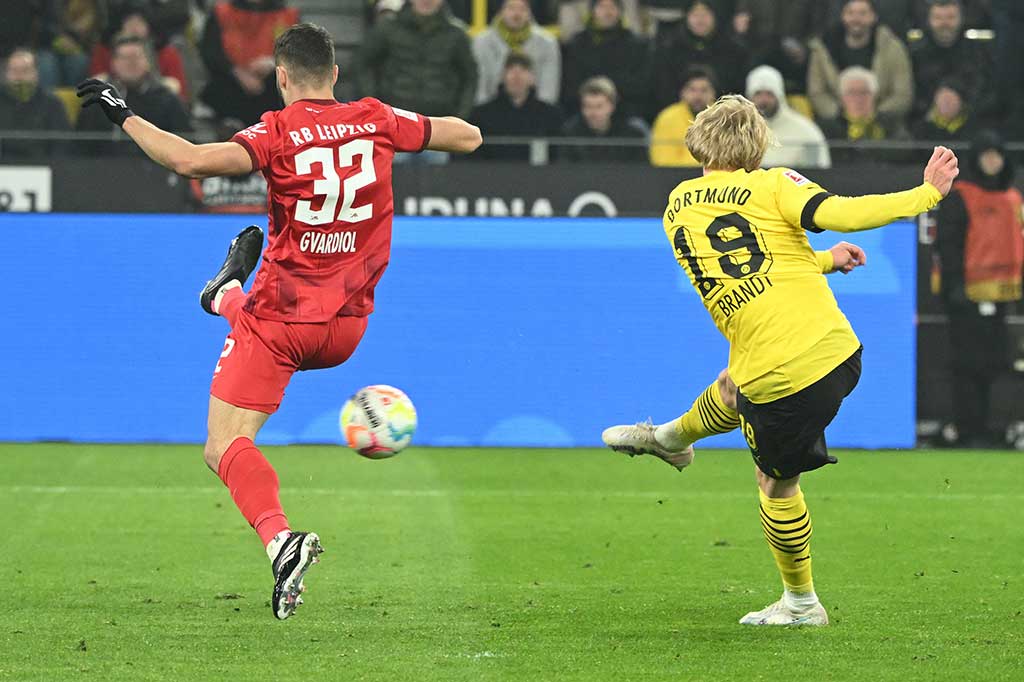 Julian Brandt berhasil membuka keunggulan Borussia Dortmund saat pertandingan baru berjalan menit ke-13. Namun, gol itu dianulir VAR karena sang pemain melakukan handball sebelum gol terjadi. Skor tetap 0-0.