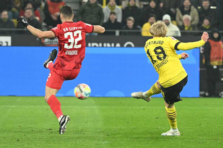 Julian Brandt berhasil membuka keunggulan Borussia Dortmund saat pertandingan baru berjalan menit ke-13. Namun, gol itu dianulir VAR karena sang pemain melakukan handball sebelum gol terjadi. Skor tetap 0-0.