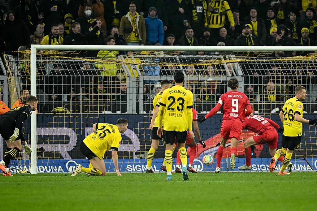 Selepas jeda istirahat, RB Leipzig bermain lebih mendominasi dan berhasil memperkecil ketertinggalan pada menit ke-74. Emil Frosberg menuntaskan umpan David Raum dengan tendangan kaki kanan dari jarak dekat. Skor 2-1 bertahan hingga laga usai. 