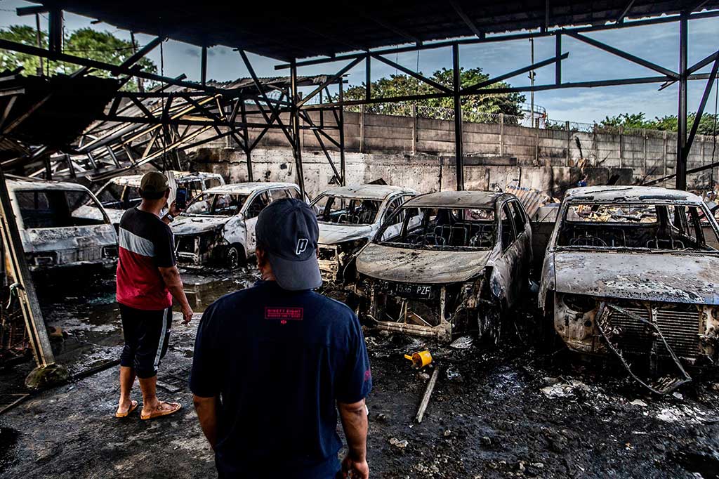 Beberapa mobil hangus terbakar imbang kebakaran pipa penerimaan BBM di Terminal BBM Plumpang, Jakarta Utara.