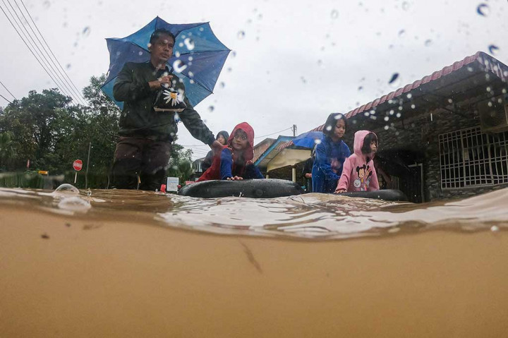 Hujan yang terus menerus terjadi dalam beberapa hari terakhir  menyebabkan bencana banjir di lima negeri di Malaysia. Banjir juga mengakibatkan empat orang tewas dan hampir 41 ribu dievakuasi.