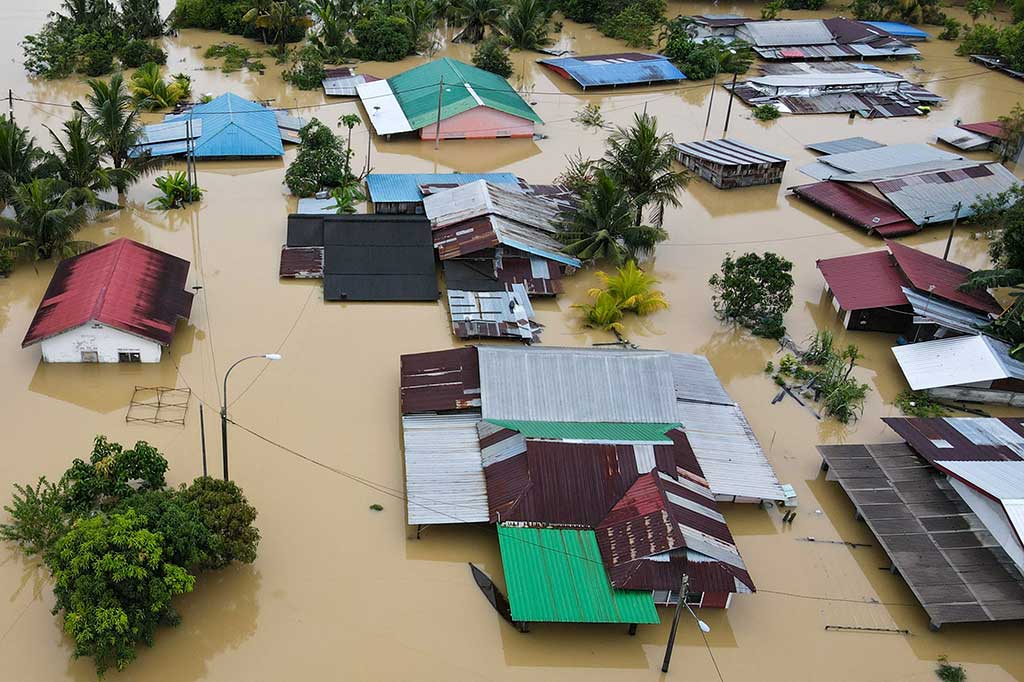 Laporan media lokal dan postingan media sosial menunjukkan gambar jalan yang terendam banjir, mobil yang terendam, rumah yang terendam air, dan deretan toko yang tutup di daerah yang terkena dampak, terutama di negara bagian Johor, dekat negara tetangga Singapura. Hujan yang terus berlanjut menghambat upaya bantuan.