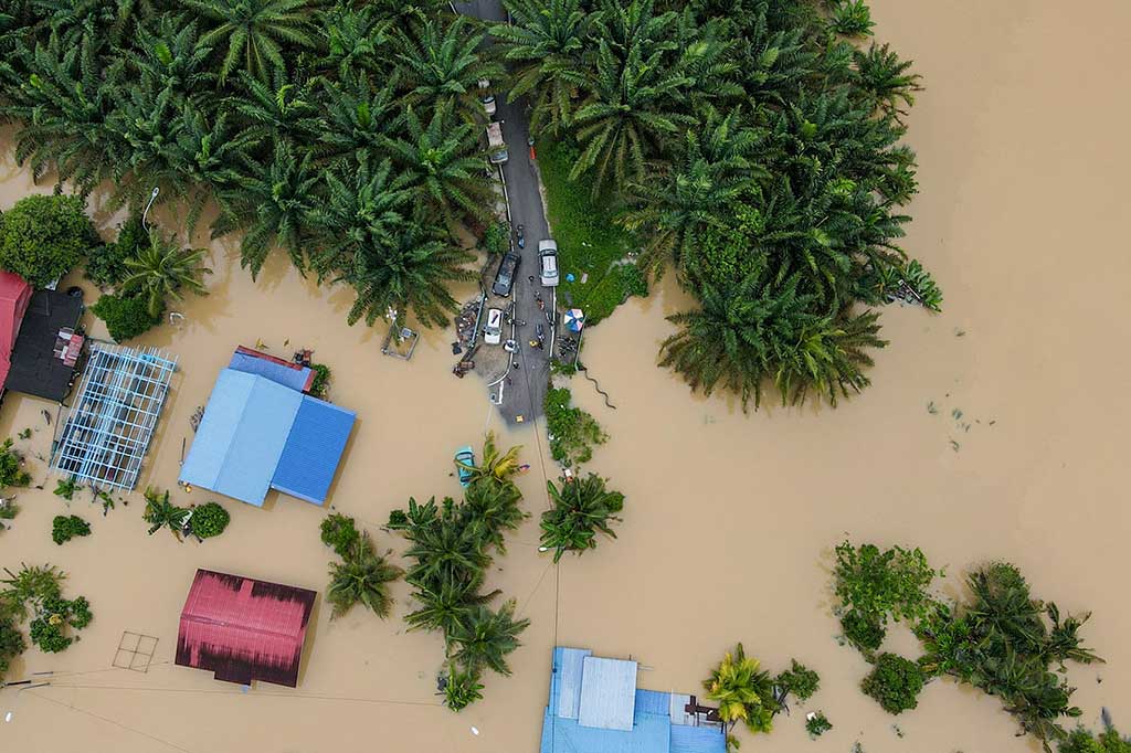Polisi mengatakan sedikitnya empat orang tewas sejak Rabu, termasuk seorang pria yang mobilnya tersapu banjir dan sepasang lansia yang tenggelam. Kematian terbaru adalah seorang wanita berusia 68 tahun yang tenggelam di dekat rumahnya yang terendam banjir setelah dia meninggalkan pusat evakuasi di kota Segamat di Johor, kata polisi.