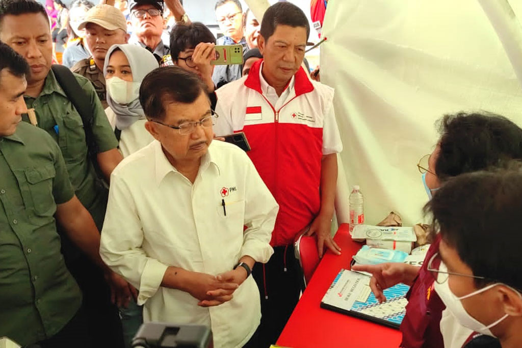 Dalam kesempatan itu, JK yang didampingi Ketua PMI Provinsi DKI Jakarta Rustam Effendi juga berdialog dengan sejumlah petugas dan relawan PMI Jakarta Utara serta menanyakan kebutuhan para pengungsi di tenda pengungsian.