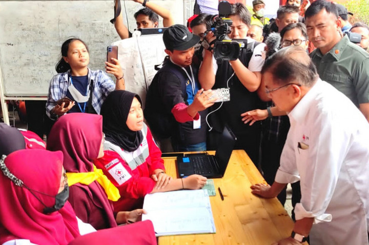JK juga mengecek ke dalam tenda pemeriksaan kesehatan yang dibuka tim dari DPD PPNI Jakarta Utara dan meninjau kondisi gedung Markas PMI Jakarta Utara. Dia juga didampingi Ketua PMI Jakarta Utara Rijal.