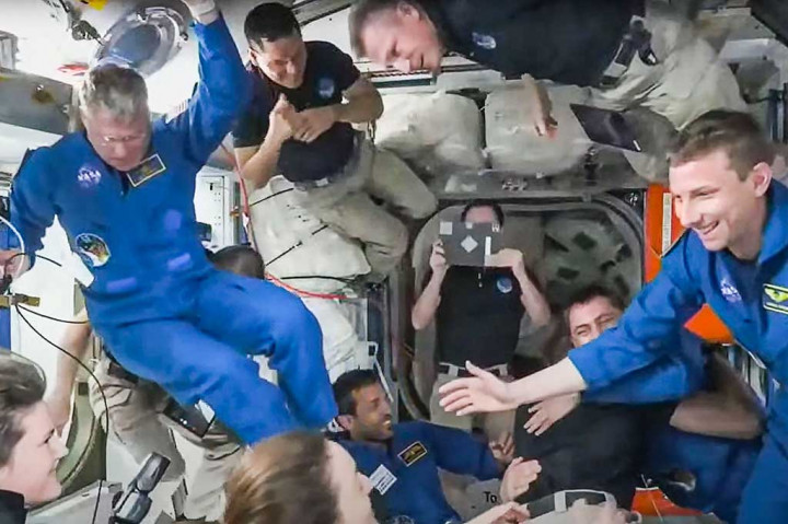 Awak akan menghabiskan enam bulan di ISS, di mana mereka akan melakukan lebih dari 200 eksperimen sains dan demonstrasi teknologi.