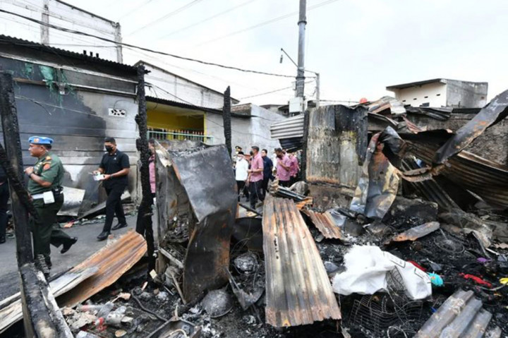 Wakil Presiden Ma'ruf Amin didampingi Menteri BUMN Erick Thohir meninjau lokasi kebakaran terminal BBM Pertamina di Plumpang, Jakarta Utara, Sabtu, 4 Maret 2023. Wapres juga menemui dan menyerahkan bantuan kepada para korban.