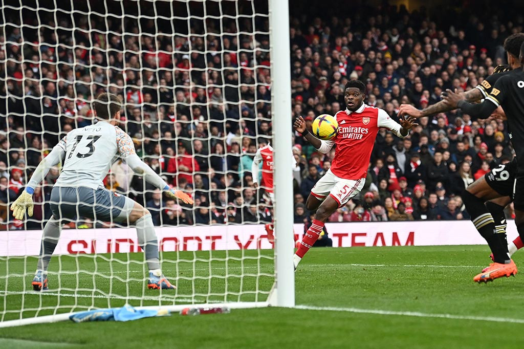 Arsenal baru bisa mencetak gol semenit kemudian. Bermula dari situasi sepak pojok, Neto meninju bola yang kemudian disundul Smith Rowe. Bola dikuasai Thomas Partey yang dengan mudah menceploskannya ke gawang
Bournemouth.