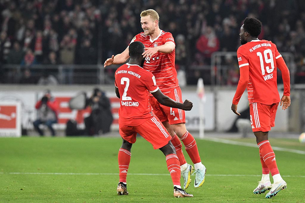 Bayern akhirnya mencetak gol pada menit ke-39 untuk membuat skor menjadi 1-0. De Ligt menerima bola dari Jamal Musiala sebelum melepaskan tendangan dari luar kotak penalti ke pojok kiri bawah gawang Bredlow. Skor 1-0 bertahan hingga turun minum.