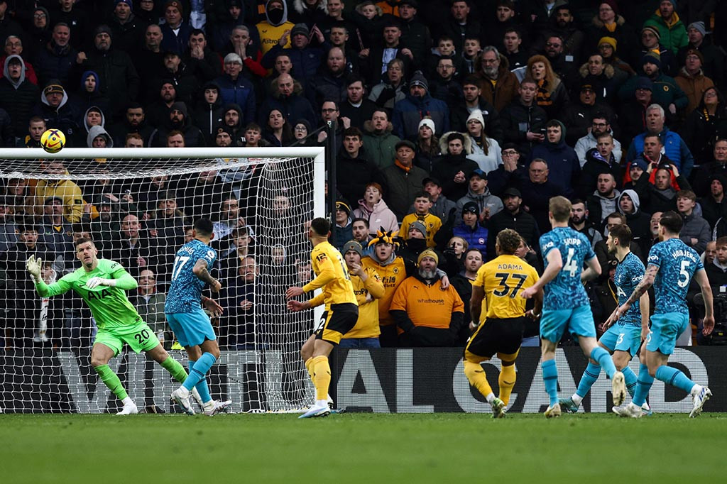 Pada babak kedua, giliran tuan rumah yang hampir merobek gawang Tottenham pada menit ke-55 lewat tandukan Raul Jimenez di kotak penalti setelah menyambut umpan silang Adama Traore, tetapi bola dapat ditepis oleh Fraser Forster.