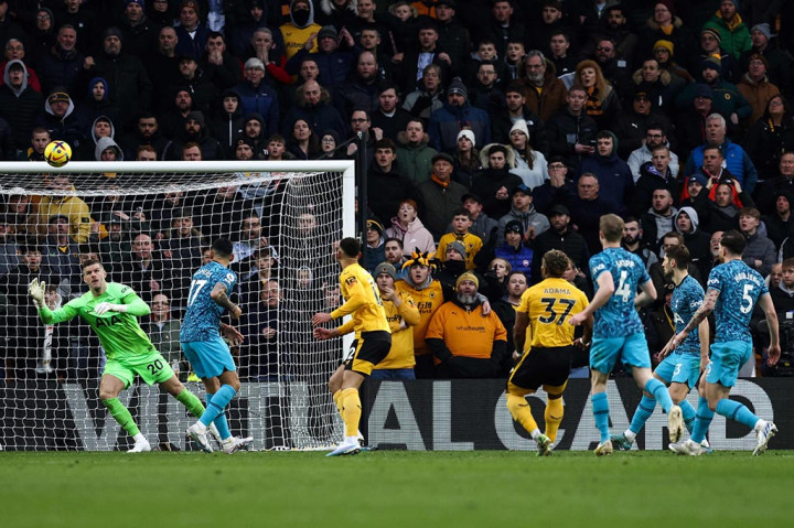 Pada babak kedua, giliran tuan rumah yang hampir merobek gawang Tottenham pada menit ke-55 lewat tandukan Raul Jimenez di kotak penalti setelah menyambut umpan silang Adama Traore, tetapi bola dapat ditepis oleh Fraser Forster.