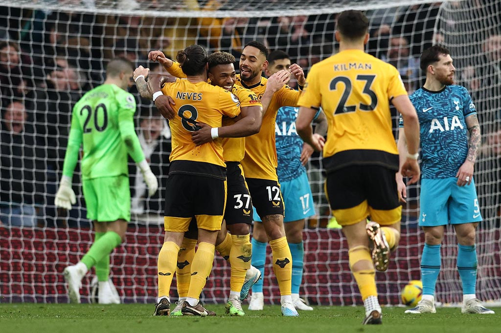 Pendukung tuan rumah bersorak setelah Wolves berhasil membuka keunggulan pada menit ke-82. Adama Traore berhasil mencetak gol setelah menyambar bola rebound tembakan Raul Jimenez. Wolves unggul 1-0.