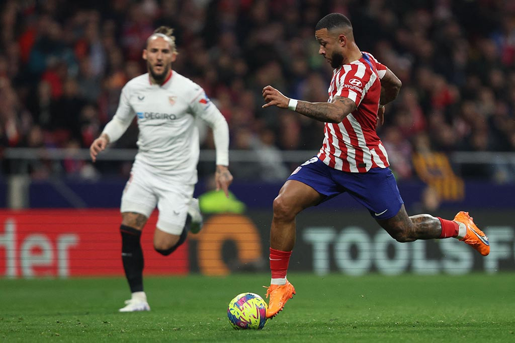 Tuan rumah membuka keunggulan pada menit ke-23 lewat sebuah serangan cepat yang diakhiri dengan penyelesaian Memphis Depay. Skor menjadi 1-0.