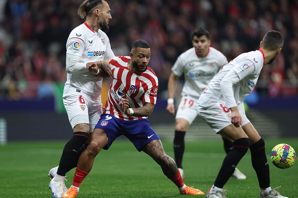 Hanya berselang tiga menit, Depay kembali mencetak gol. Kembali dari skema serangan balik, kali ini penyerang asal Belanda itu menuntaskan umpan dari Marcos Llorente. Depay melepaskan tendangan dari luar kotak penalti
yang mengarah ke pojok kanan gawang untuk mengubah kedudukan menjadi 2-0.