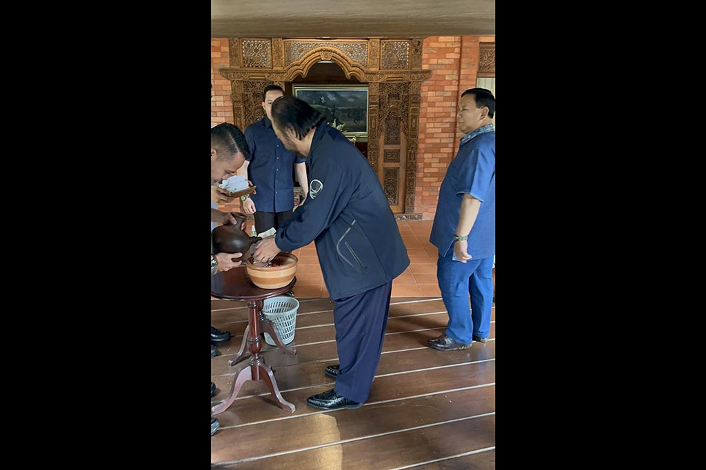 Dalam kunjungan itu, Willy mengaku dirinya bersama sejumlah elite Partai NasDem, seperti Ketua DPP Sugeng Suparwoto dan Wasekjen Hermawi Taslim, akan mendampingi Surya Paloh dalam pertemuan di Hambalang.