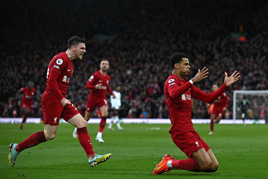 Gol pertama Liverpool terciptak pada menit ke-43. Robertson menusuk ke area MU dan memberikan umpan terobosan kepada Cody Gakpo yang masuk ke kotak penalti. Pemain Belanda itu kemudian mengecoh Raphael Varane sebelum melepas sepakan yang menjebol sudut kanan gawang David de Gea. Babak pertama berakhir dengan skor 1-0.