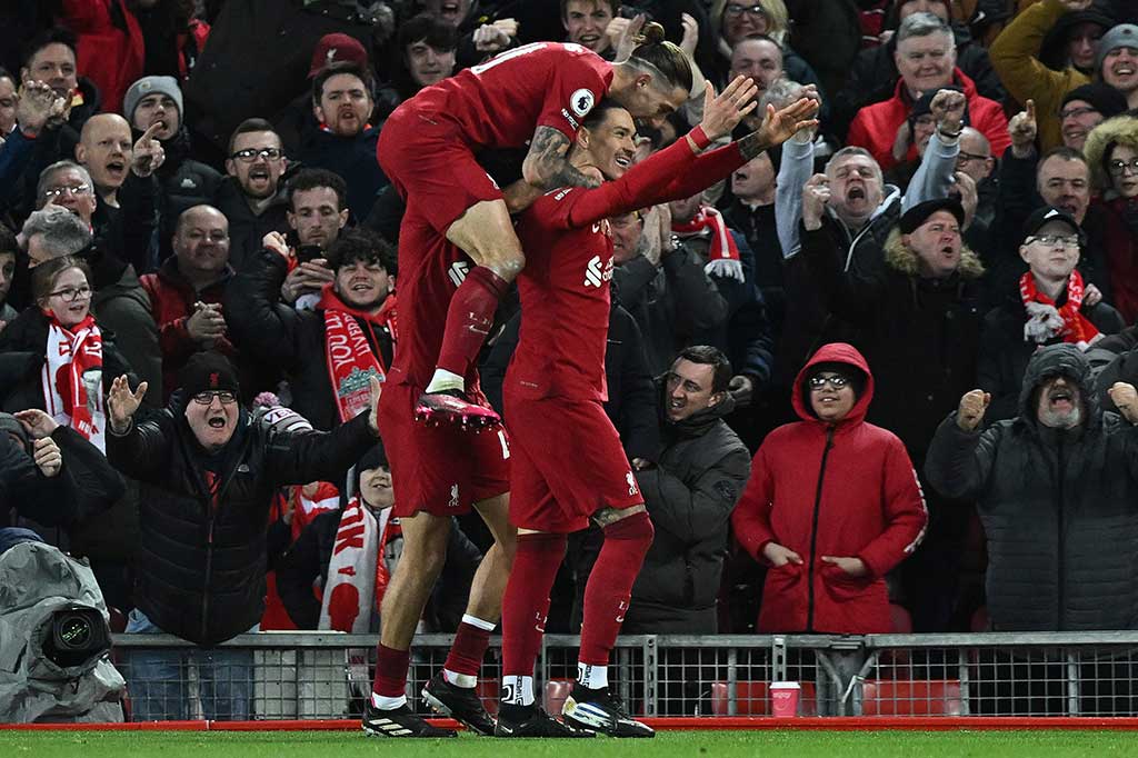 MU benar-benar tidak berdaya dalam pertandingan ini setelah kebobolan gol kelima pada menit ke-76 lewat sundulan Nunez setelah menerima umpan silang Jordan Henderson. Liverpool unggul 5-0.