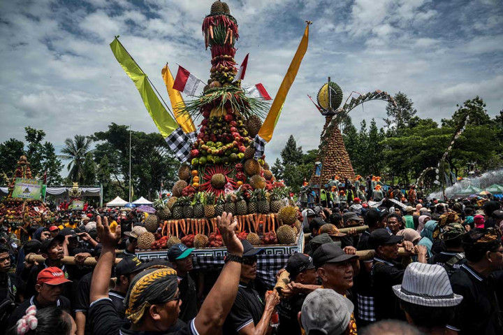 Kegiatan Kenduren tersebut dikemas dalam pesta rakyat. Ada beberapa gunungan yang berisi hasil bumi dari Kecamatan Wonosalam. Selain buah durian, juga terdapat berbagai macam sayuran.